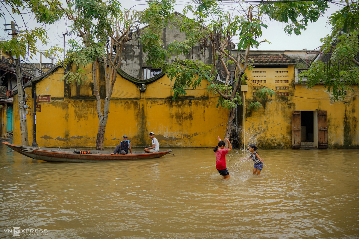 Boat rides around Hoi An ancient town in flood season